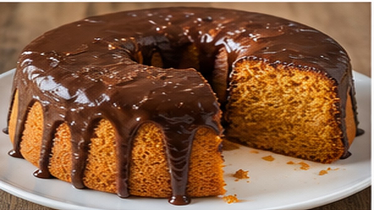 Bolo de cenoura com cobertura de chocolate