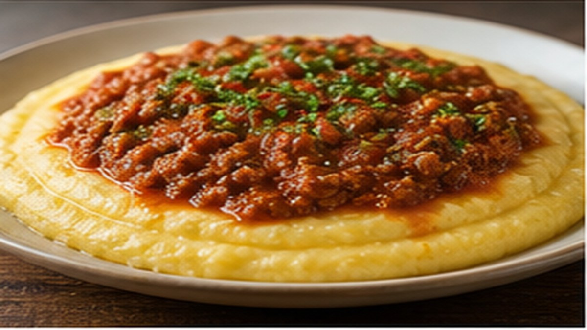 Polenta cremosa com molho de carne
